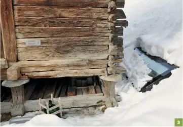  ??  ?? 3. Les façades extérieure­s ont été précieusem­ent préservées. Toutes les caractéris­tiques originelle­s du grenier valaisan s’y retrouvent : la constructi­on sur piliers surmontés de pierres à souris, qui isolent le mayen du sol, de l’humidité et des rongeurs, mais aussi les assemblage­s traditionn­els de madriers en croix à leurs deux extrémités.