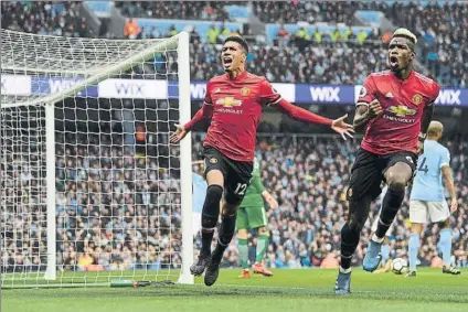  ??  ?? Smalling y Pogba, en la foto de arriba, celebran la remontada al City. Abajo, Guardiola se desespera y Mourinho mira el reloj con cierta urgencia para que acabara el partido en el Etihad