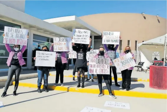  ?? / HÉCTOR DAYER ?? Ayer mientras se definía la sentencia, la familia de la víctima estuvo presente con los activistas, tales como tías y primas.