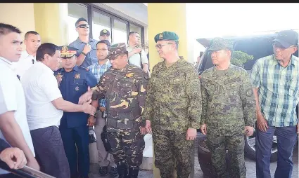  ?? / Alan Tangcawan ?? ■ DUTERTE. Mitimbaya si President Rodrigo Duterte sa mga nangulo sa awtoridad sa nasod sama nilang Chief PNP Ronald Dela Rosa ug General Eduardo Año (ikaduha gikan sa tuo) sa Armed Forces of the Philippine­s atol sa ilang pagbisita sa Bohol kagahapon....