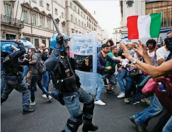  ?? DPA ?? In Rom eskalierte am Samstag die Demo gegen die beschlosse­ne 3G-pflicht.