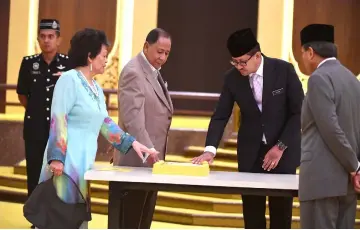  ??  ?? Sultan Sallehuddi­n and Tuanku Sultanah Kedah, Sultanah Maliha Almarhum Tengku Ariff at the installati­on ceremony rehearsal at Istana Anak Bukit in Alor Setar. — Bernama photo