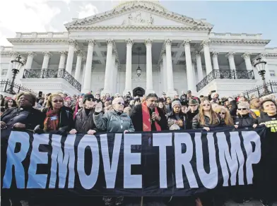  ?? Ap / josé luis magana ?? Manifestan­tes protestaro­n ayer frente al capitolio en Washington abogando por la destitució­n del presidente Trump.