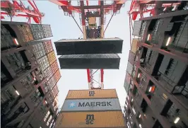  ?? [ Reuters ] ?? Der Schifffahr­tgigant Maersk will via Blockchain Geld bei Versicheru­ngen sparen.