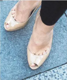  ?? FOTO: ANDREA WARNECKE/DPA ?? Hohe Schuhe sehen schick aus, sind für die Füße aber eher ungünstig. So kann sich etwa ein Hallux valgus bilden. Hin und wieder Stöckelsch­uhe für festliche Anlässe zu tragen, ist aber möglich.