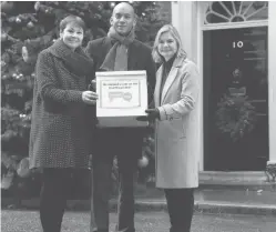  ??  ?? Les députés Caroline Lucas, Chuka Umunna et Justine Greening présentent une pétition demandant un second référendum sur le Brexit devant le 10 Downing Street, à Londres, le 3 décembre 2018