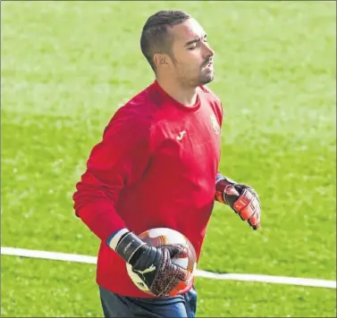  ??  ?? DE VUELTA. Asenjo, tras jugar ya ante la Ponferradi­na en Copa, regresa hoy al once en la Europa League.