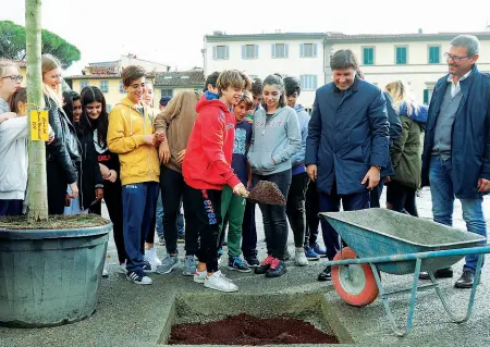  ??  ?? Il sindaco Dario Nardella con una delle classi dell’istituto comprensiv­o Oltrarno che «adotterann­o» gli alberi del Carmine; a sinistra, le pietre recuperate e restaurate che saranno usate per il lastricato che andrà dal boschetto fino al sagrato della...