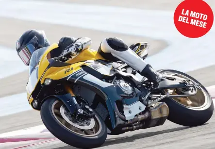  ??  ?? Una bella immagine della nuova, aggressiva supersport­iva stradale Yamaha R1 durante un test in pista