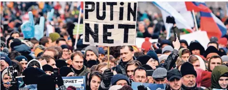  ?? FOTO: AFP ?? „Putin-netz“steht auf diesem Protestpla­kat gegen die Internetpl­äne. Man kann es aber auch russisch als „Putin njet“lesen: „Putin, nein“.