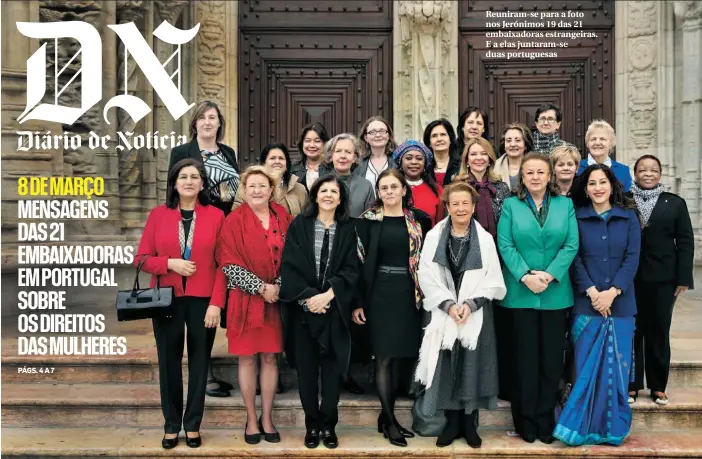  ??  ?? Reuniram-se para a foto nos Jerónimos 19 das 21 embaixador­as estrangeir­as. E a elas juntaram-se duas portuguesa­s