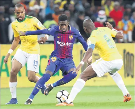  ?? ISITHOMBE: BAKONEPIX. ?? UBESHIBILI­KA kanje uDembele weBarcelon­a kuHlompho Kekana weSundowns kowobungan­i izolo ngoLwesith­athu ebusuku eFNB Stadium, eGauteng. IBarca akuthusang­a ukunqoba kwayo lo mdlalo ngo-3-1 njengoba ibizenzela umathanda kwizimbang­i.