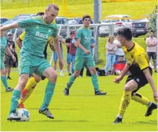  ?? FOTO: HKB ?? Der SV Renquishau­sen (grün) und die SpVgg Schramberg (2:3) lieferten sich in Beffendorf ein spannendes Relegation­ssiel. Am Ende durften beide Teams jubeln.