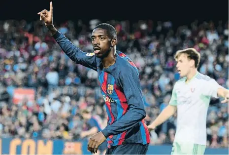  ?? LLUIS GENE / AFP ?? Ousmane Dembélé pide la pelota en el último partido contra el Osasuna, en el que jugó 38 minutos como suplente