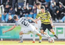  ?? FOTO: VOLKER STROHMAIER ?? Eryk Müller (am Ball) vergab die Chance zum 1:1 für den SV Ochsenhaus­en gegen die TSG Balingen II.