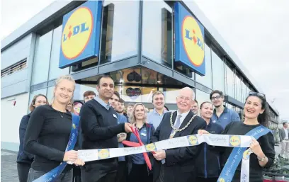  ??  ?? Mayor of Cheltenham Bernie Fisher opens the new Lidl store in Tewkesbury Road Pictures: Anna Lythgoe