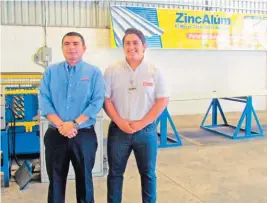  ??  ?? Productos de calidad. Juan Turcios, gerente Supervisor de Ventas, y Mauricio González, gestor de Mercade de El Salvador, dan a conocer los beneficios de los productos Galvanissa.