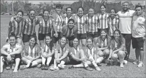  ??  ?? El equipo de fútbol soccer de la Marista, que hoy buscará su boleto a la fase nacional. Abajo, Flor Ayala, Guadalupe Cerón, Luisa Rejon y Patricia Mendoza, ganadoras de los 4x100 m para la Marista en el Estadio