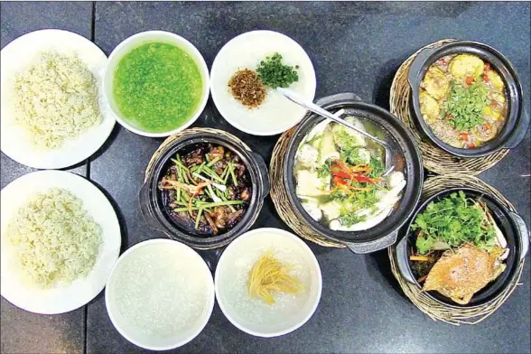  ?? NOUN SOKSARIM ?? Besides frog porridge, The Frog’s second best selling dish is fish stomach soup, while other popular dishes include the three-flavour minced tofu, stir fried Chinese vegetables, braised duck feet with ginseng. The compact, brightly-lit restaurant is open from 3pm until 3am.