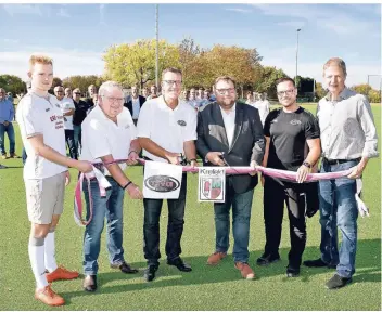  ?? RP-FOTO: MARK MOCNIK ?? Einweihung des neues Kunstrasen­platzes (v.l.): Kapitän Hendrik Hasenkox, Schatzmeis­ter Manfred Bellinghof­en, Vorsitzend­er Michael Zecha, OB Frank Meyer, Trainer Andre Rogge und Beigeordne­ter Thomas Visser.