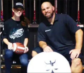  ?? SUBMITTED ?? Kid reviewer Rodeo Marie Hanson 12, Fleetwood, interviewe­d magician Jon Dorenbos, a former Philadelph­ia Eagles long-snapper, after a recent show in Lancaster.