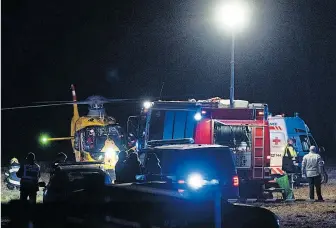  ?? [APA] ?? Mehrere Rettungsfa­hrzeuge waren nach dem tödlichen Unfall im Einsatz, auch ein Hubschraub­er.