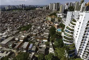  ?? IStock ?? Contraste dos apartament­os de luxo no Morumbi, em São Paulo, com a favela de Paraisópol­is aos pés: desigualda­de só aumenta