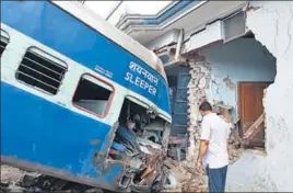  ?? CHAHAT RAM/HT ?? A man assesses damage to a house that a coach of the Utkal Express crashed into.