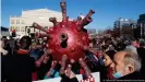  ??  ?? Manifestac­ión de rechazo al uso de la mascarilla en Leipzig, Sajonia.