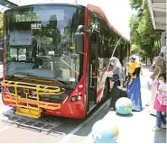  ?? FRIZAL/JAWA POS ?? BERANGSUR NORMAL: Kapasitas Suroboyo Bus sudah kembali 100 persen. Warga Surabaya mulai bisa menikmati transporta­si publik tersebut.