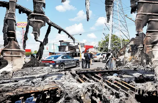  ?? JORGE CARBALLO ?? La ofensiva del cártel de Sinaloa concluyó con 8 muertos, 14 heridos, 19 bloqueos y 51 reos evadidos.