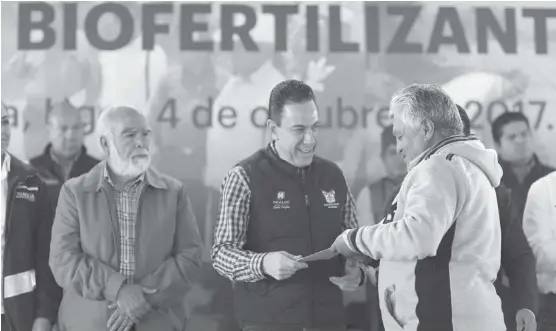  ?? CORTESÍA ?? El gobernador Omar Fayad durante entrega de apoyos a campesinos en Tecozautla.