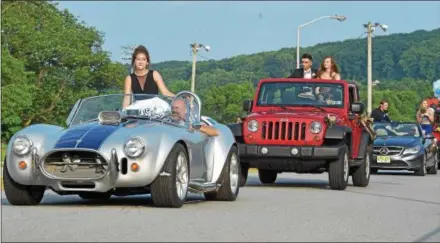  ?? PETE BANNAN – DIGITAL FIRST MEDIA ?? Guests arrive for the 2018Coates­ville Prom Friday evening.