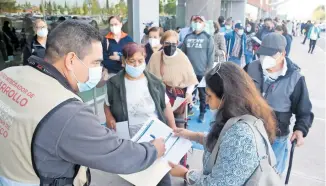  ?? ALBERTO HIERRO / ?? Acompañant­es de adultos mayores pasaron primero por proceso de registro.