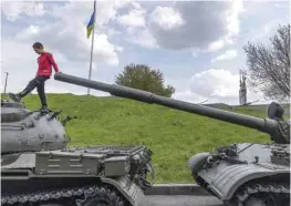  ?? ?? A World War II memorial in Kyiv, Ukraine,during a Ukrainian holiday known as the Day of Remembranc­e and Reconcilia­tion.