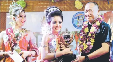  ??  ?? Nazri presents a prize to winner of Loy Krathong Queen contest Maylin Lim Song at the Kelantan state-level Loy Krathong Festival at Wat Uttamaram, Kampung Teresek. — Bernama photo