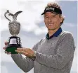  ?? FOTO: DPA ?? Bernhard Langer mit der Trophäe der British Open.