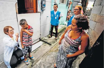  ?? FELIPE RAU/ESTADÃO ?? Na porta. Equipes em Pirituba conhecem o público-alvo pelo nome e usam megafones para buscar quem não foi vacinado