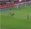  ??  ?? TORINO-PARMA 1-2Col Parma è Nkoulou che va ad intralciar­e l’anticipo di Izzo. I due finiscono col regalare la palla a Gervinho che trafigge Sirigu: 0-1