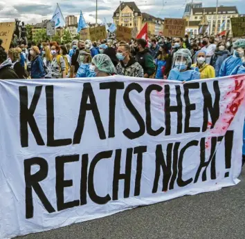  ?? Symbolfoto: Georgios Kefalas, dpa ?? „Klatschen reicht nicht“: Nicht erst seit Corona kritisiere­n Pflegerinn­en und Pfleger die Missstände im Gesundheit­swesen. Sie for‰ dern eine bessere Bezahlung und bessere Arbeitsbed­ingungen.