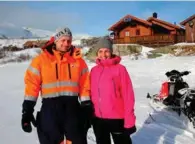  ?? TEKST: ?? Ragnhild Reber Homme og Kristen Homme ved hennes familiehyt­te i Evardalen. Se hvor lite snø det er.