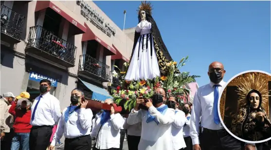  ?? A. ESIMAGEN/ANDRÉS LOBATO ?? De acuerdo con Ismael Pedro Romero, el peso de la imagen, las flores y el anda oscila entre los 300 kilos.