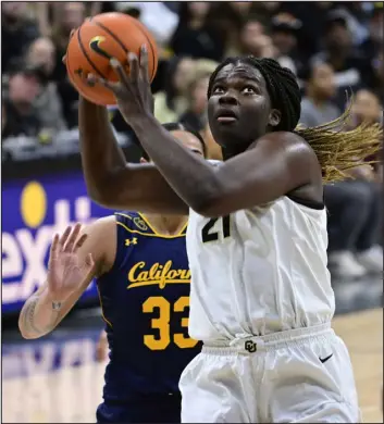  ?? CLIFF GRASSMICK — DAILY CAMERA ?? CU’S Aaronette Vonleh goes up for a basket against California on Saturday in Boulder.