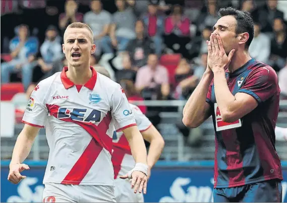  ?? FOTO: EFE ?? Kike García, junto a Ely, defensa del Alavés, se lamenta tras una jugada fallada por el Eibar en el derbi de Ipurua