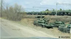  ??  ?? Российские танки близ границы с Украиной