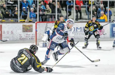  ?? FOTO: CHRISTIAN FLEMMING ?? Ihren Stürmer Jan Hammerbaue­r (hier im Spiel gegen Sonthofen) werden die Fans der Lindau Islanders in dieser Saison nicht mehr auf dem Eis sehen.