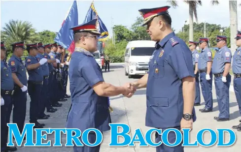  ?? BCPO ?? Bacolod City Police Office head Senior Superinten­dent Francisco Ebreo (right) shakes the hand of Chief Superinten­dent Rhodel Sermonia, Philippine National Police’s (PNP) director for police community relations group, during the latter’s visit in...