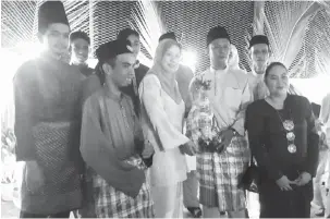  ??  ?? TAHNIAH: Simoi (tengah) menyampaik­an hadiah kepada johan Pertanding­an Gerai Tercantik (kanan) yang disandang Jiran Muda KRT Kampung Tengah.