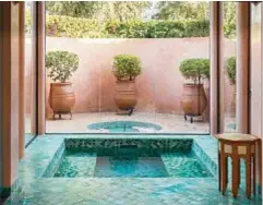  ??  ?? Stay local La piscina esterna del resort Amanjena, a Marrakech (davanti alla quale si trova la spa), è lunga 33 metri. L’architettu­ra moresca si ispira ai palazzi dei sultani.