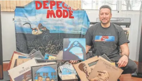  ?? ?? Gerardo Parra con los discos de vinilo que forman parte de su colección sobre Depeche Mode // FOTOS: JUAN JOSÉ ÚBEDA